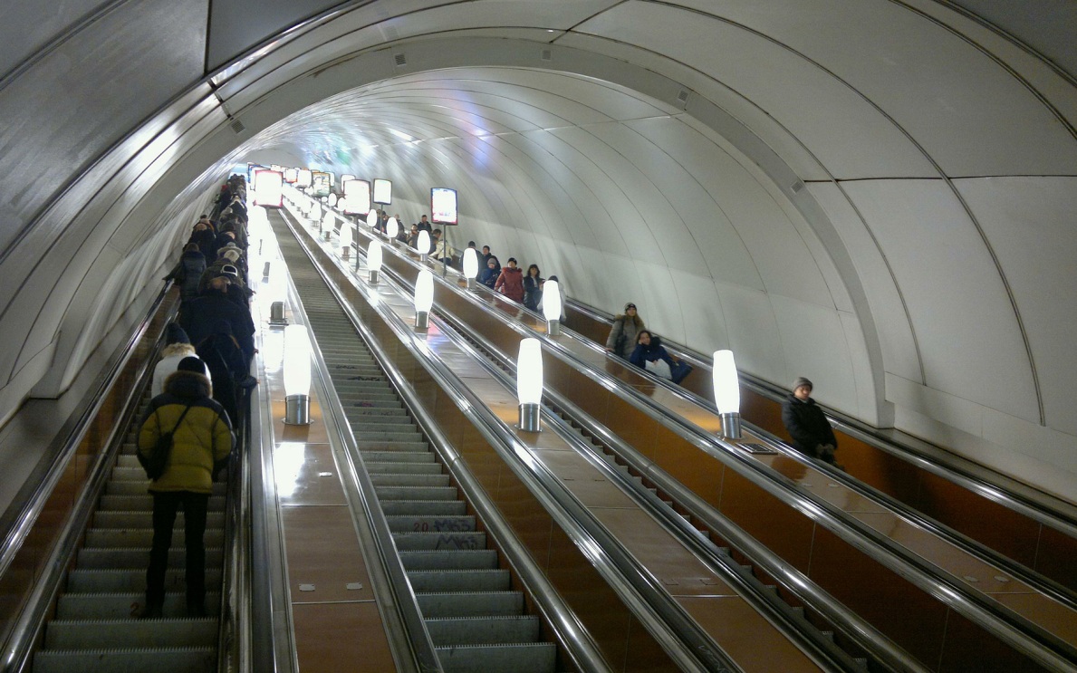 Власти Петербурга: нацистские шевроны на полу в метро не будут нарушать закон