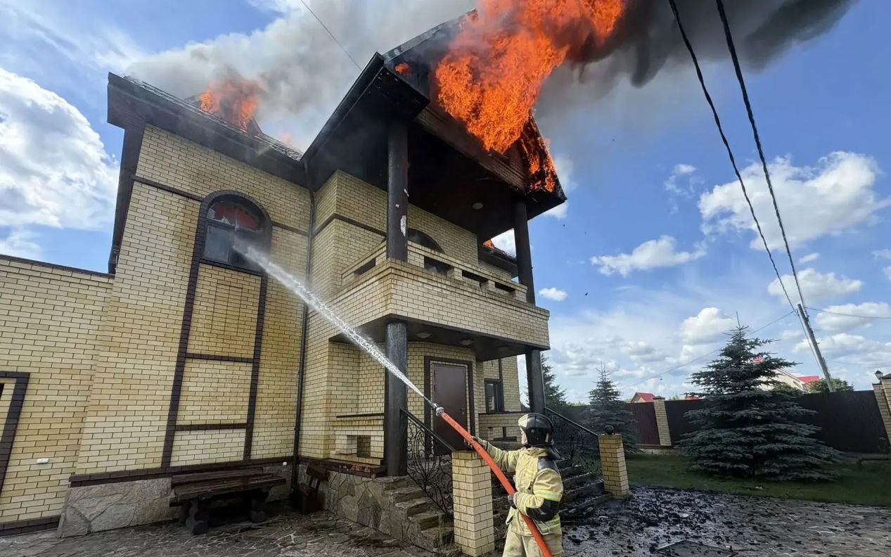 Пожарные спасли кошку Нюсю из пылающего дома в Свердловской области
