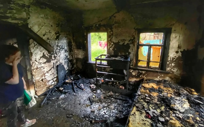 В городе Куртамыш ночью загорелся жилой дом, мать с дочерью успели выйти