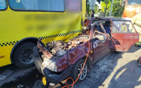 В Мариуполе произошло смертельное ДТП легковушки и автобуса, двое погибших
