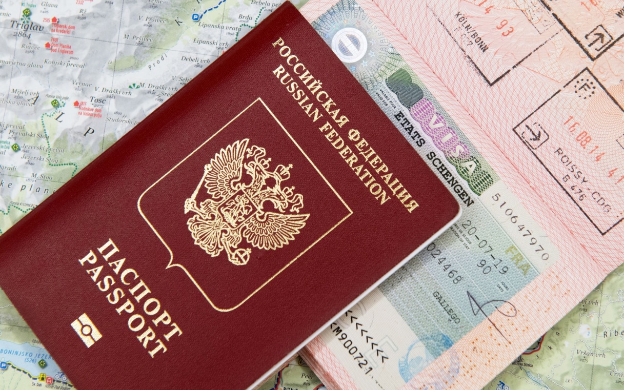 В ЕК указали, что работают над точечными мерами по ограничению виз для россиян