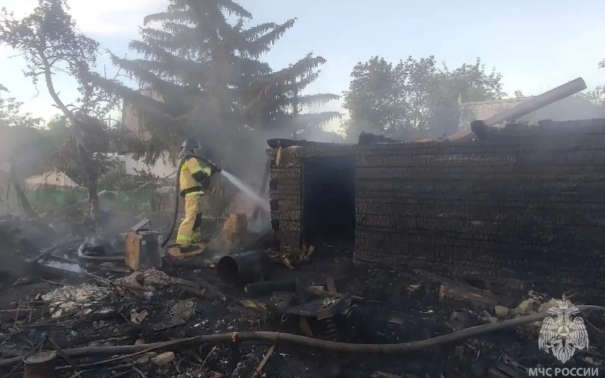 Три человека погибли в результате пожара в садовом доме в Челябинске