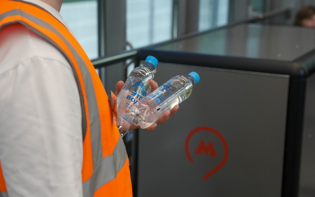 В московском метро пассажирам раздают бесплатную воду