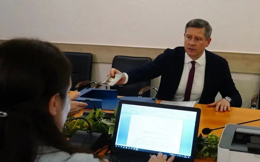 Егор Ковальчук подал документы для участия в выборах губернатора