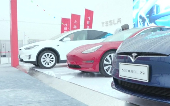 В США водителя Tesla на автопилоте обвинили в смертельном ДТП