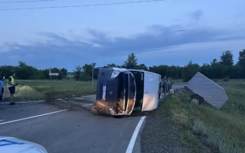 В Алтайском крае перевернулся автобус с пассажирами, пострадали две женщины
