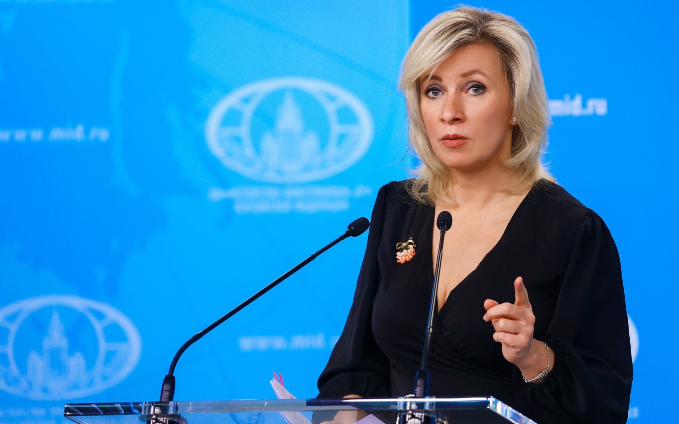 Захарова рассказала, о чем сигнализирует появление Путина в военной форме