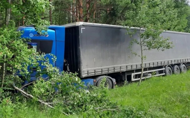Четыре человека погибли в ДТП с легковым автомобилем и фурой в Красноярском крае