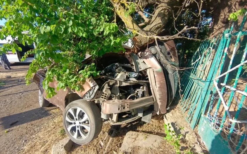 На Кубани двое молодых людей погибли в ДТП, один госпитализирован