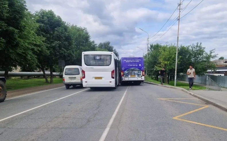 В приморском Артеме столкнулись два автобуса с пассажирами