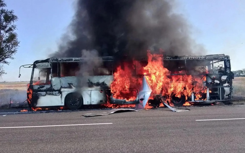 Автобус с 11 пассажирами воспламенился от удара дрона в Запорожской области