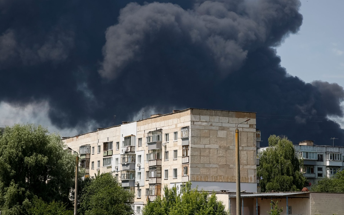 Над Киевом поднимается густой столб дыма после взрывов