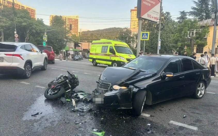 В Дагомысе столкнулись Mercedes и мотоцикл Kawasaki, есть погибший