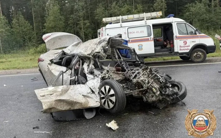 Четыре человека насмерть разбились на машине в Тверской области