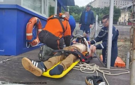 Мужчина упал в воду с Новоарбатского моста в Москве