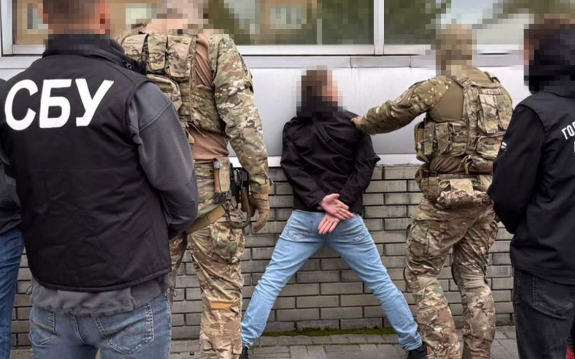 Замдиректора "Украинской бронетехники" избили СБУ в ходе обысков