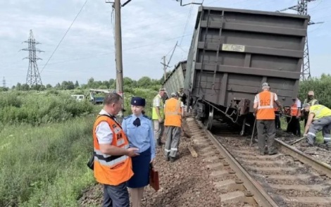 Сход трех грузовых вагонов произошел в Ярославле