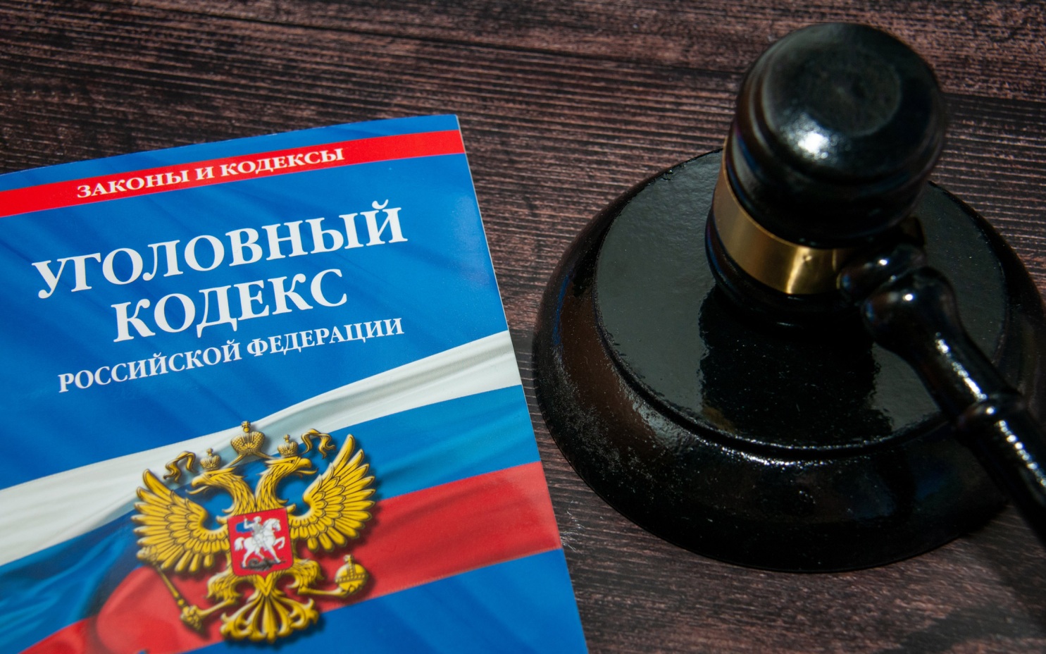 Мошенники убедили 18-летнего парня вскрыть сейф в Петергофе и украсть 3 миллиона