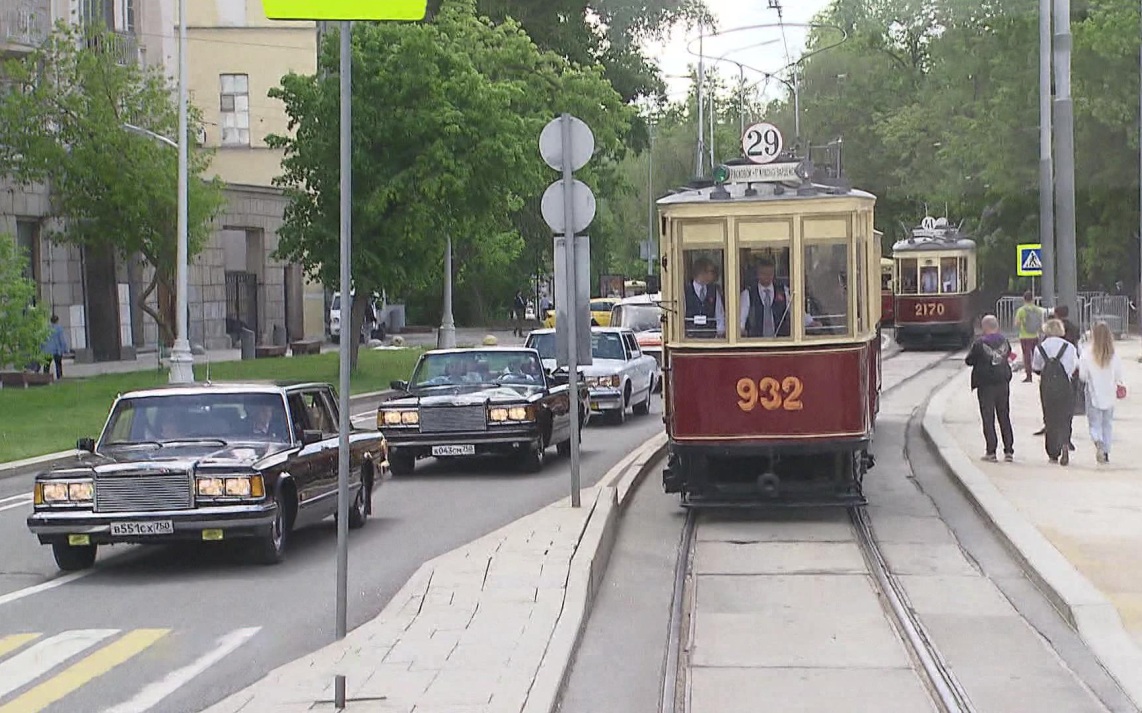 На парад и выставку ретротранспорта в Москве пришло более 180 тыс. гостей