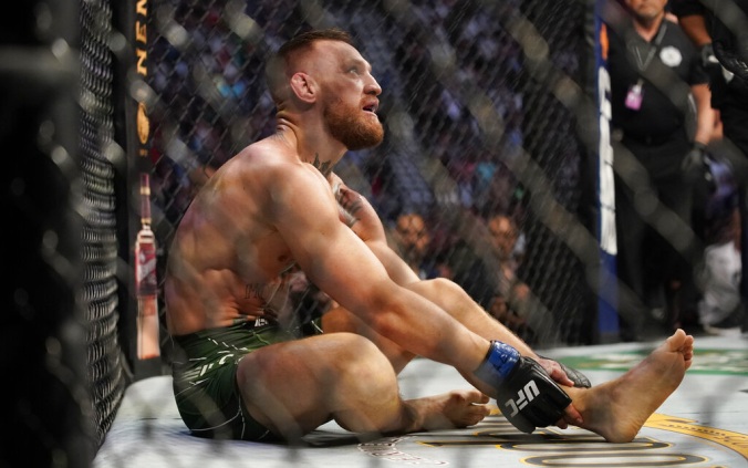 Первый бой Макгрегора в UFC за пять лет завершился поражением из-за травмы
