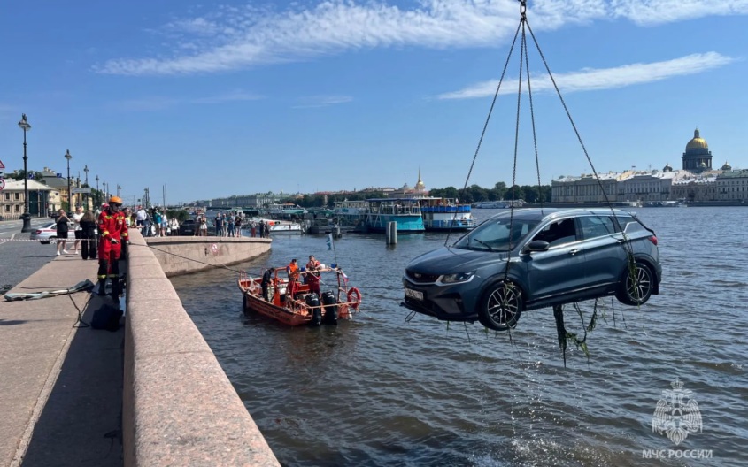 На Университетской набережной в Петербурге легковушка упала в Неву