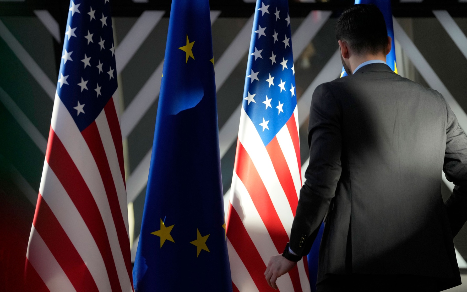 Для снижения зависимости от Китая США и Европе потребуется $23,6 трлн