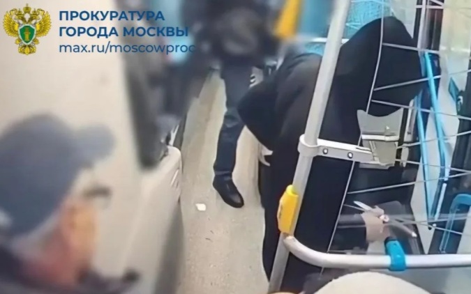 Перед судом предстанет москвич, ударивший пассажира автобуса ножом в шею