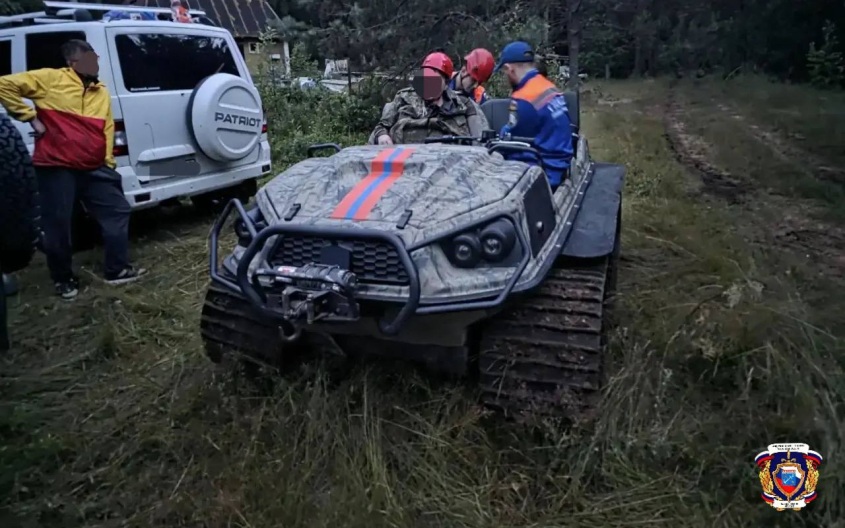 В Ленобласти спасатели помогли людям на заблокированной деревьями дороге