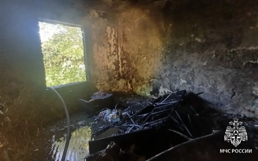Пожарные в Иркутской области спасли из горящего дома двух человек