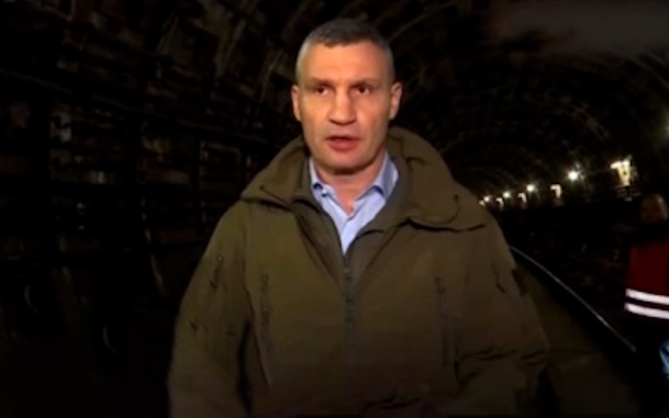 Кличко заявил, что в Киеве после взрывов загорелись два склада