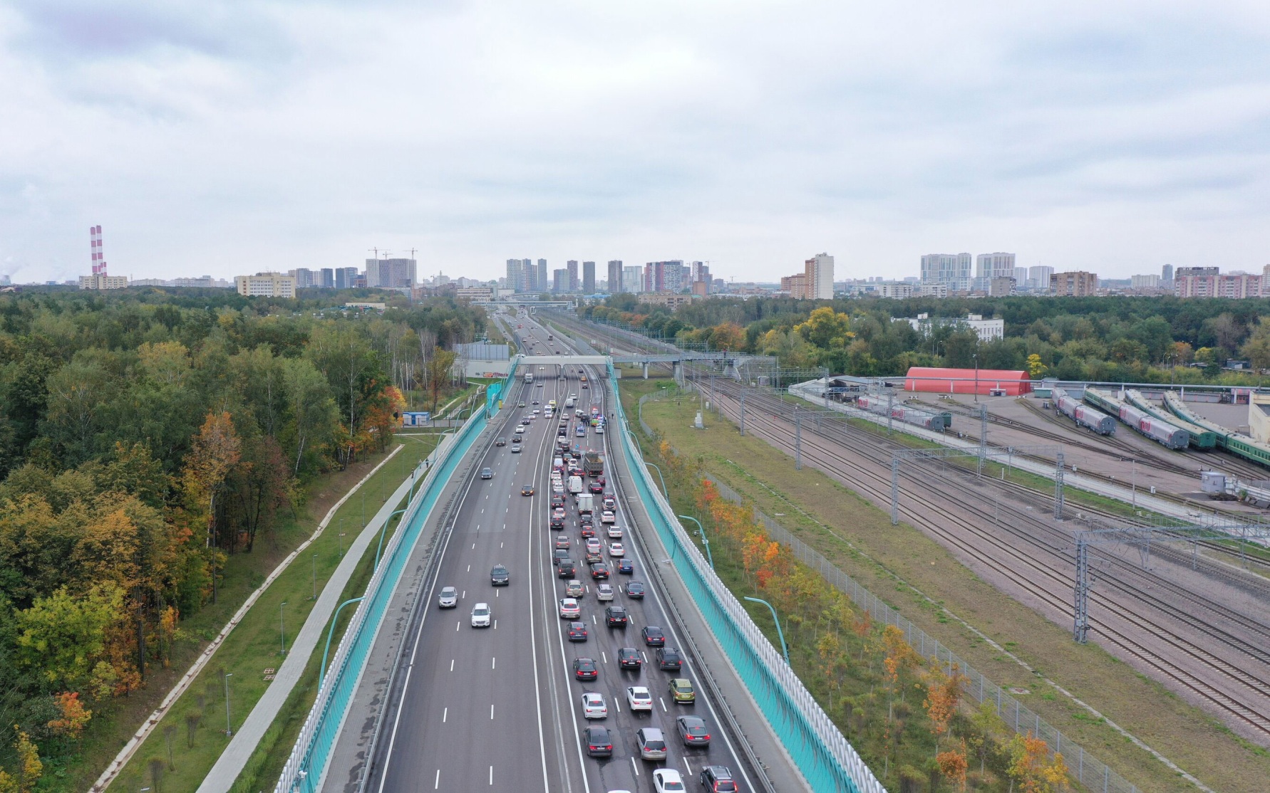 На севере Москвы из-за пожара перекрыто движение в область на СВХ