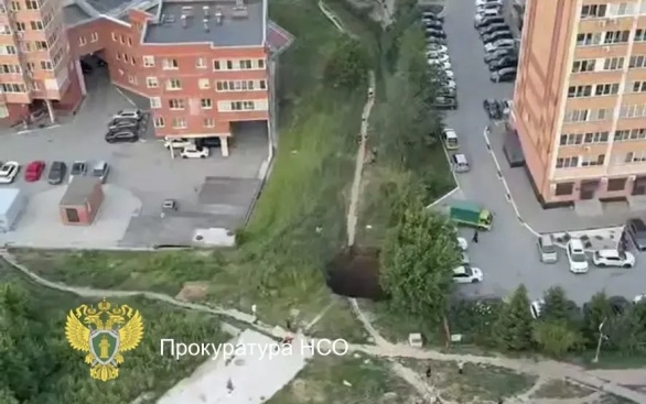 В Новосибирске обрушился грунт возле жилого дома, идет проверка