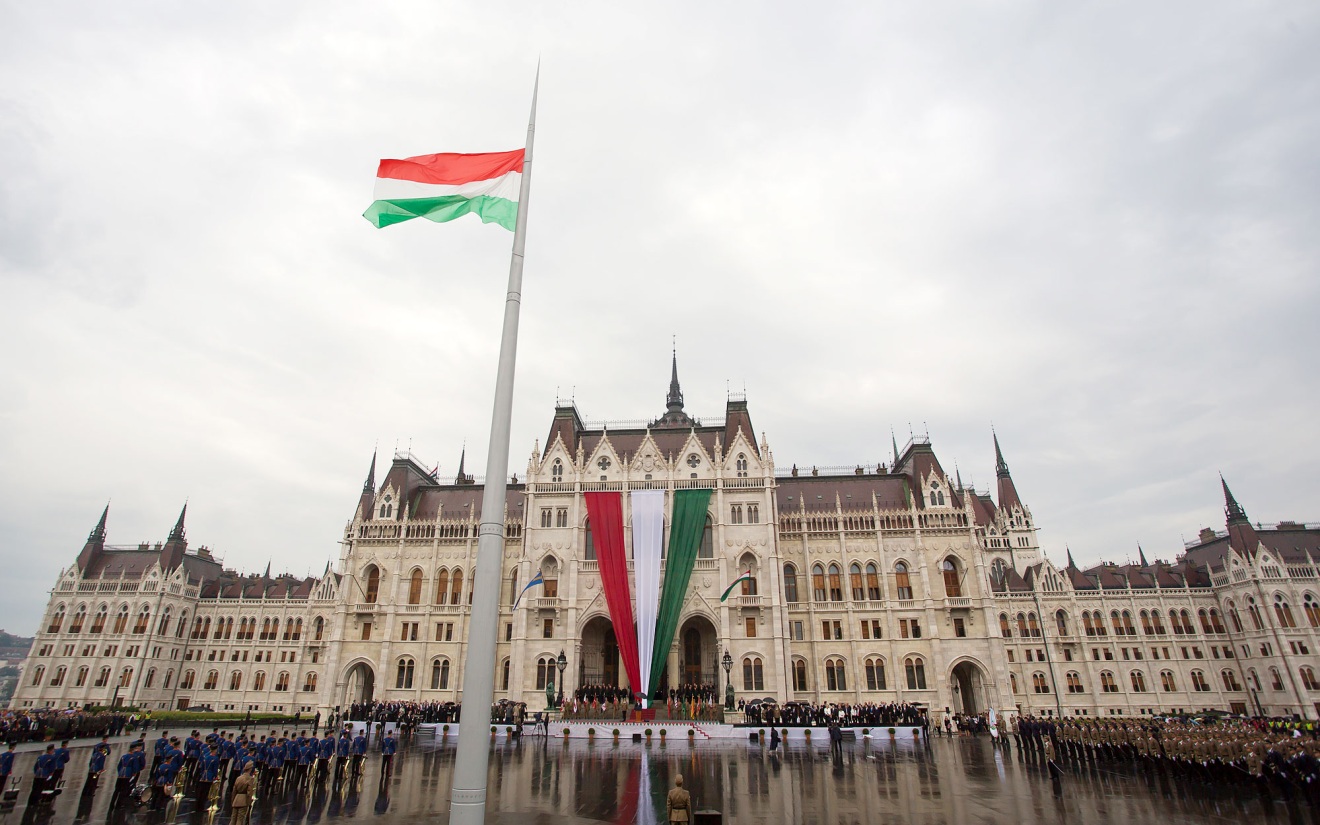 НАТО заставляет Венгрию разорвать отношения с Россией, считает политолог