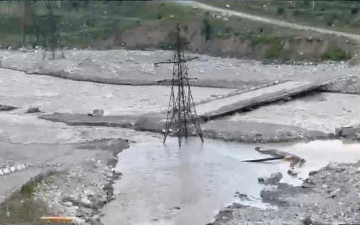 В Кабардино-Балкарии из-за подъема уровня воды в реке Баксан смыло часть моста