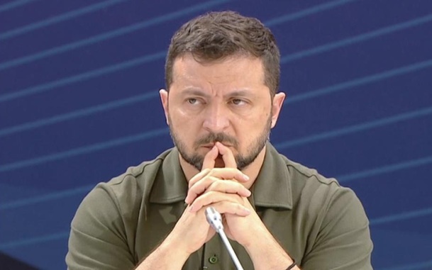 "Борется с бутылкой": в сети завирусилось видео с нарушившим закон ЕС Зеленским
