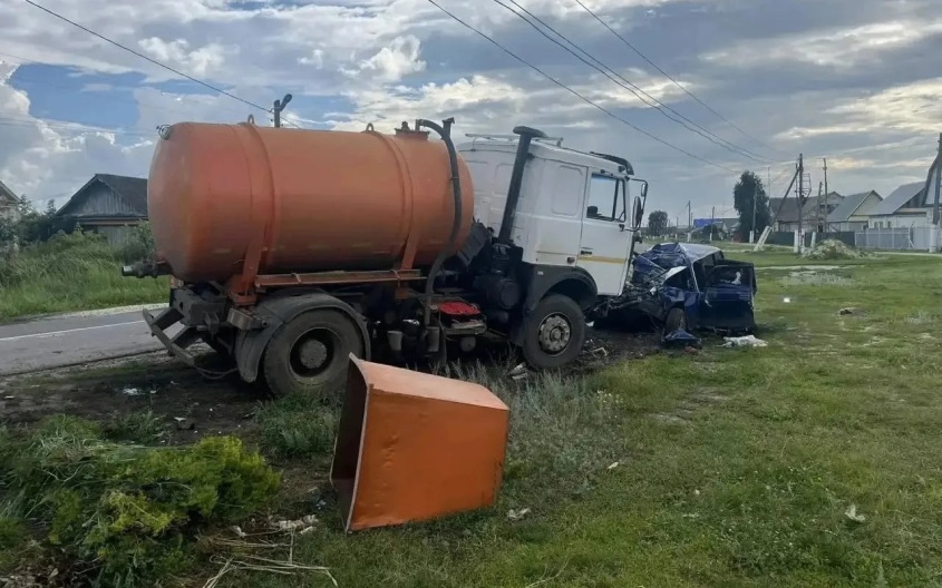 Двое мужчин погибли при столкновении МАЗ и легковушки в Пензенской области