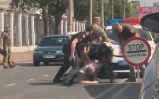 Сотрудник ТЦК во Львове избил женщину, которая пыталась помешать мобилизации