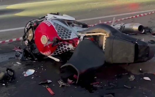 В Красноярске насмерть разбился байкер, врезавшись в стоящий автомобиль