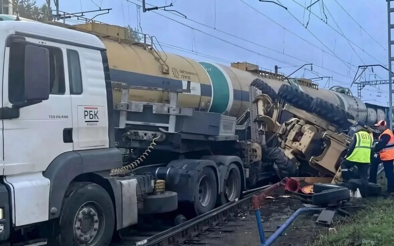 В Нижегородской области грузовик столкнулся с локомотивом поезда