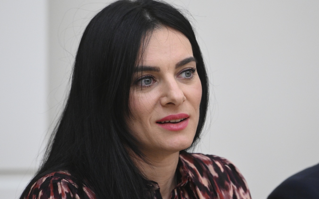 С Елены Исинбаевой взыскали долг за дачу
