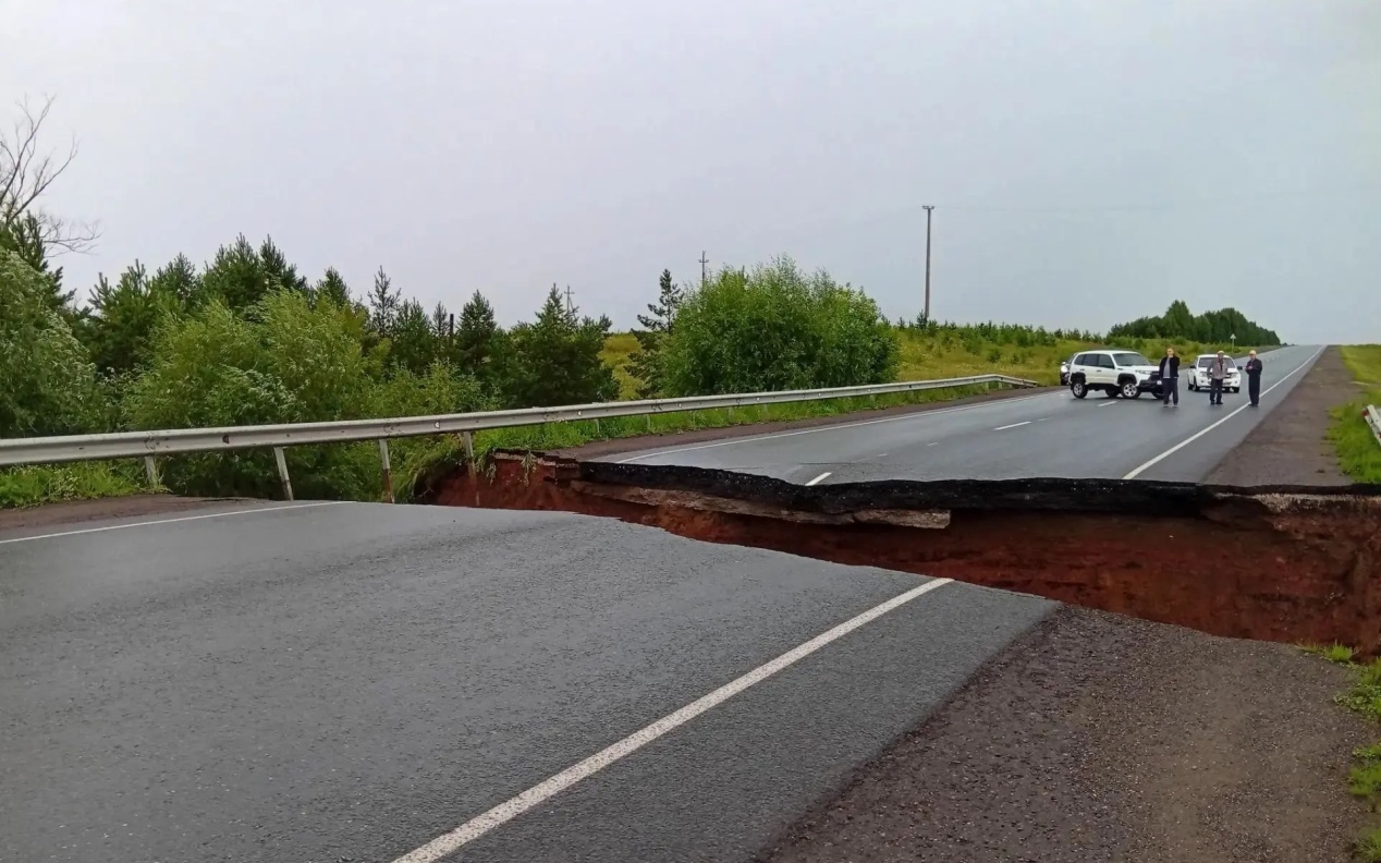 В Татарстане из-за подмыва обрушился участок дороги
