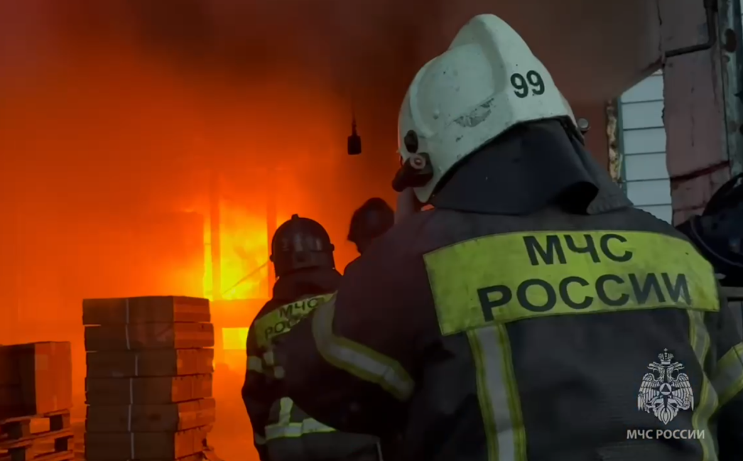 В Хабаровске тушат склад на площади в тысячу квадратных метров