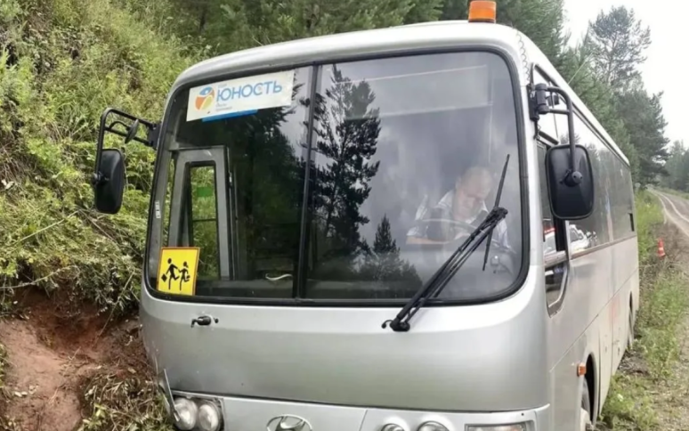 Автобус с детьми съехал с дороги в кювет в Красноярском крае