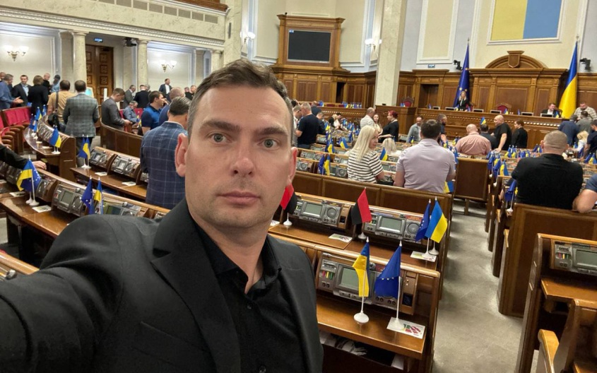 В Раде собирают подписи под петицией об отставке главкома ВСУ Сырского