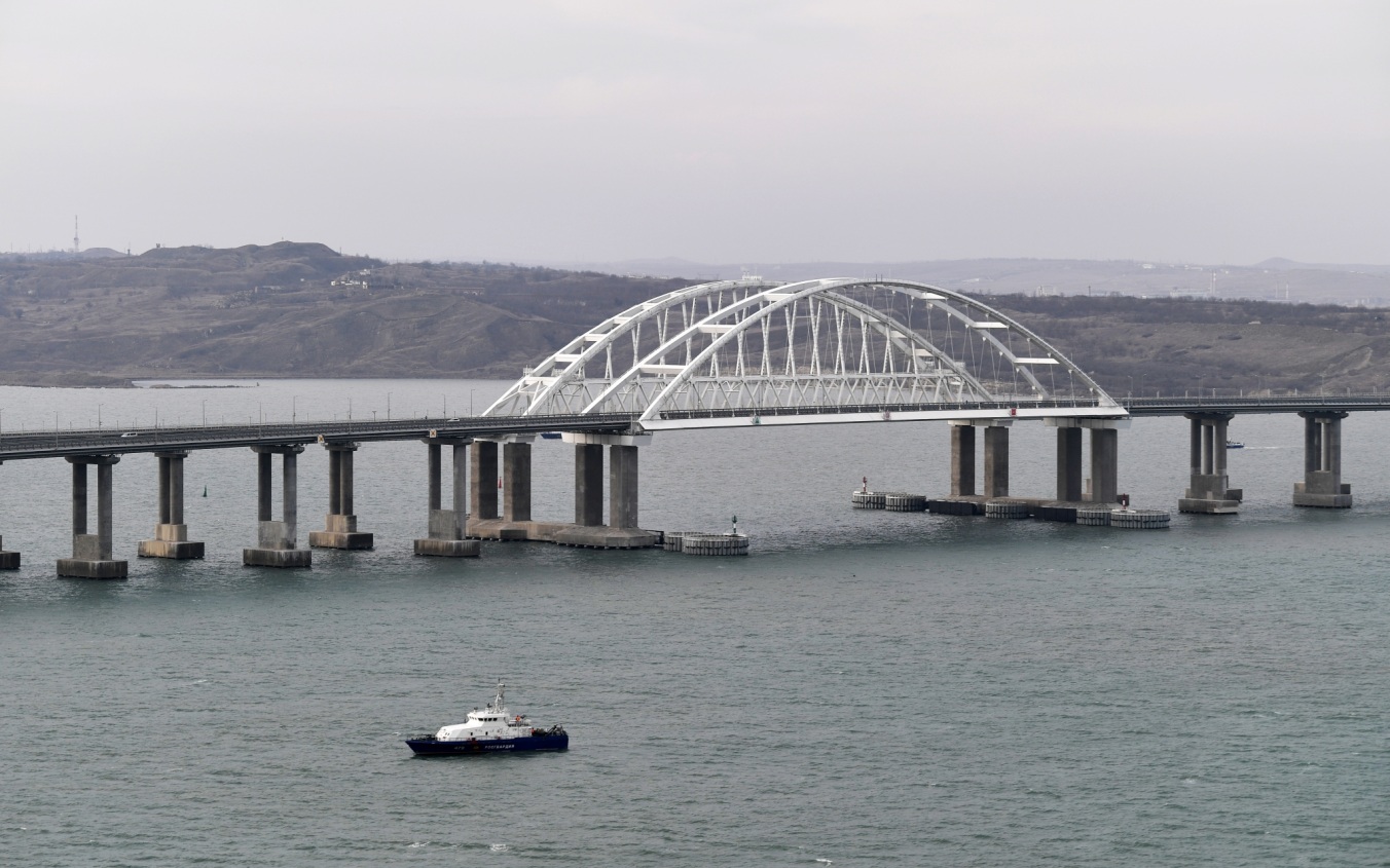 На подъездах к Крымском мосту образовались автомобильные очереди