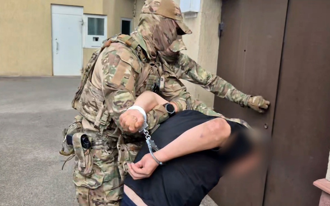 ФСБ показала кадры задержания агента Киева, готовившего подрыв авто бойца СВО