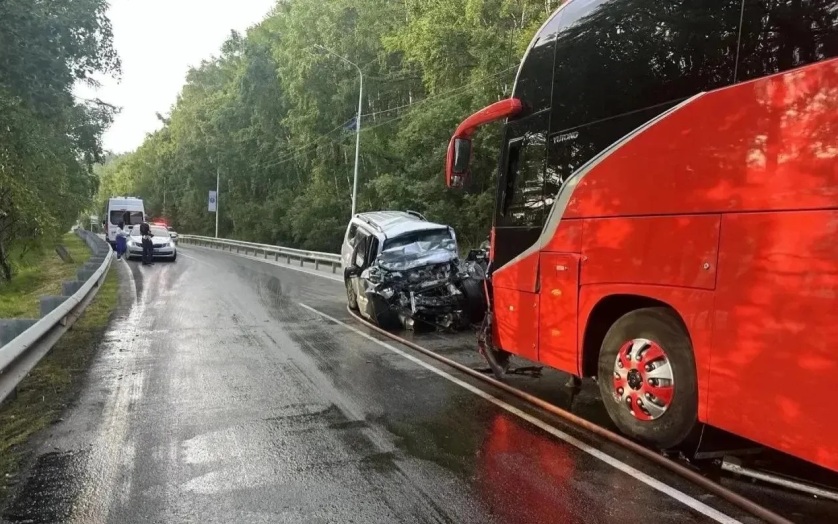 В Иркутской области столкнулись автобус и внедорожник, погиб водитель