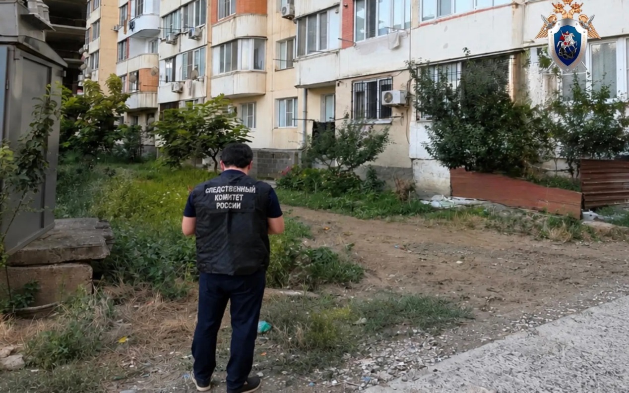 Маленькая девочка выпала из окна квартиры и погибла в Дагестане