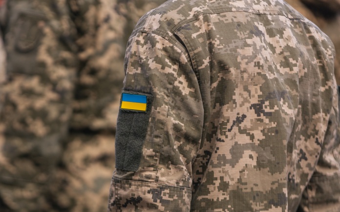 Боец ВСУ пытался отправить почтой украденные кованые ворота