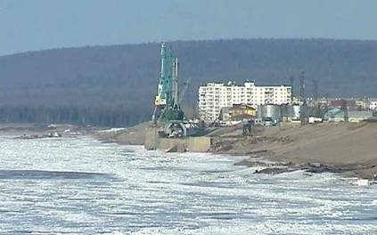 В Якутии установили второй коффердам для строительства Ленского моста